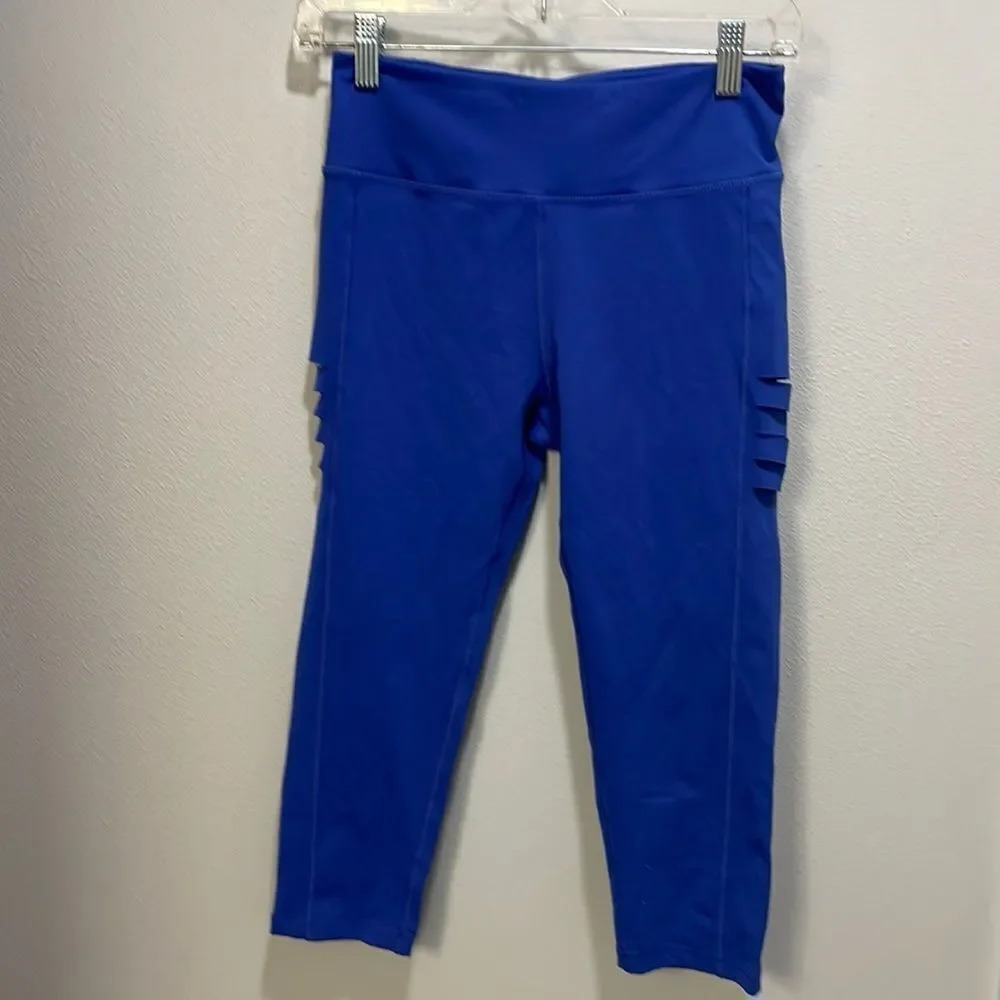 WOMAN’S blue/purple Capri leggings